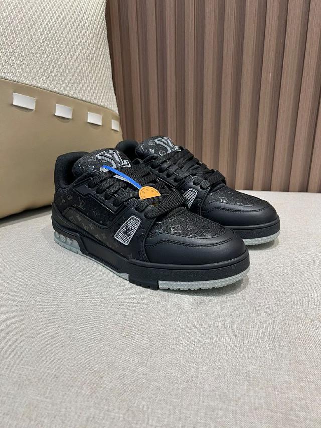 Trainer Maxi将成衣系列的宽松廓形引入VirgilAbloh笔下的Trainer设计