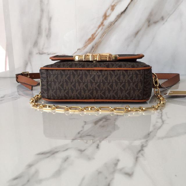 MK Logo五金硬件与挺括外观浑然天成，设有可调节皮革肩带