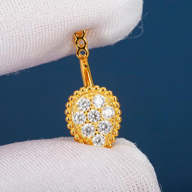 SERPENT BOHÈME耳环  经典而现代，水滴形装饰铺镶钻石，环镶纤细的黄金珍珠