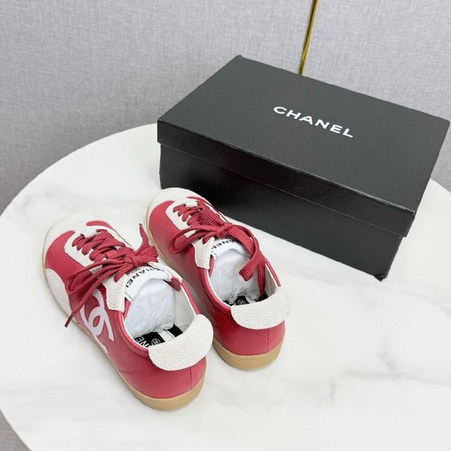 利落线条勾勒出法式摩登 踮脚夹脚版型贴合足型