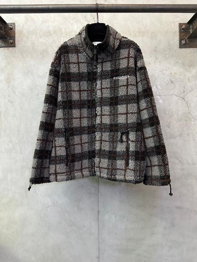 面料：采用80%羊毛，20%棉。该款面料原版定织定染，100%还原