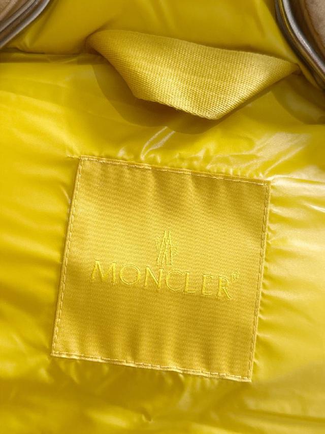 该款短款派克羽绒采用  longue  Saion面料制成，服装满载