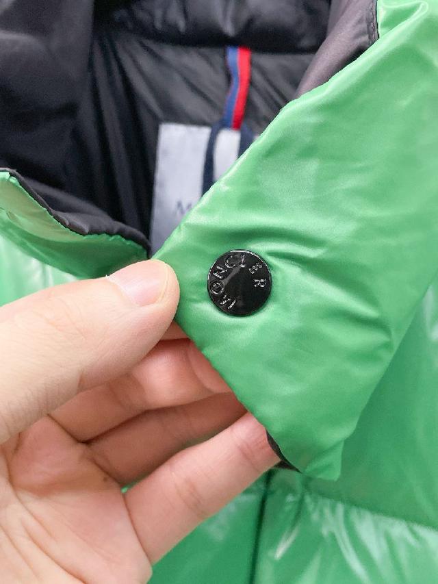 2025秋冬新款羽绒服。这款号称羽绒服届最贵的，全部90绒的。