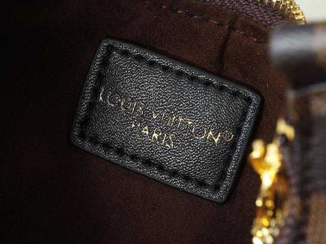 Monogram 图案致敬品牌传统，成就又一灵巧之选。利落构型令日常所需轻松随行