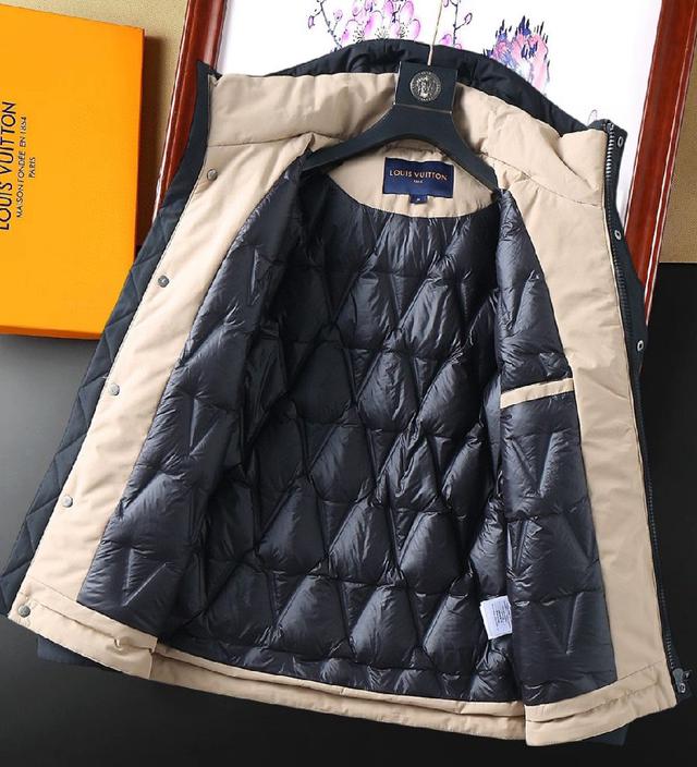 秋冬新款羽绒服。这款号称羽绒服届最贵的，全部90绒的