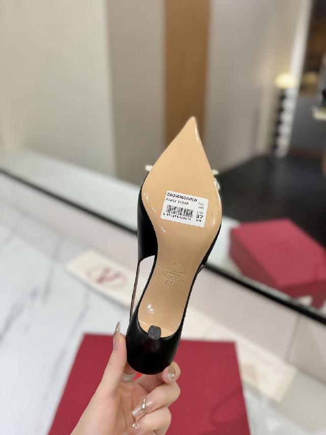 最新上市的一款凉鞋，好看又百搭，后跟带加小蝴蝶结设计淑女