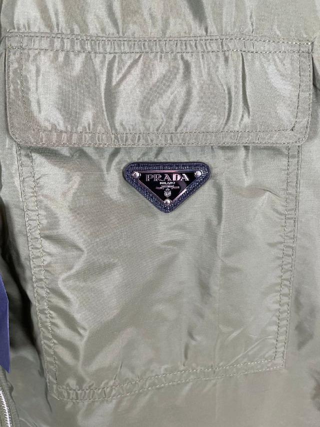 这款短袖衬衫将实用细节与运动元素相结合  面料采用再生尼龙