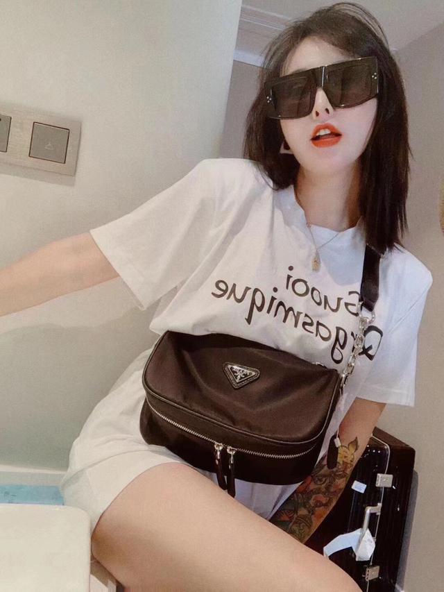 普拉达 百搭斜挎包