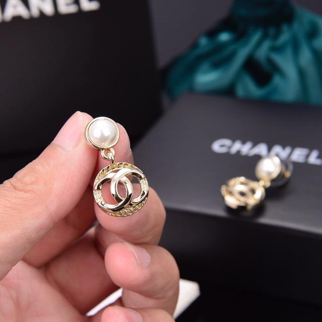 CHANEL  双C镂空耳钉耳坠