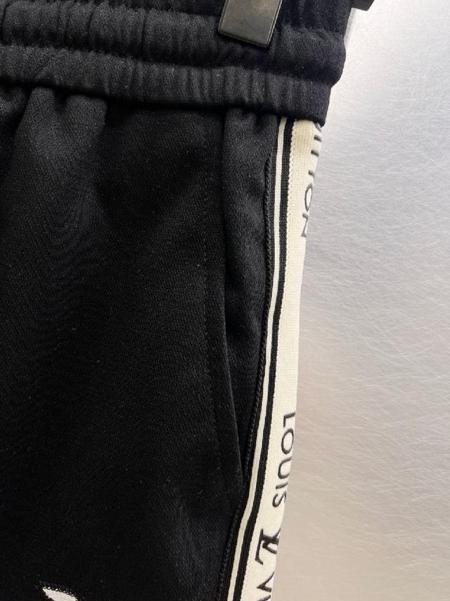 细节无可挑剔，顶级辅料配备，原版logo设计理念，手感细腻柔软