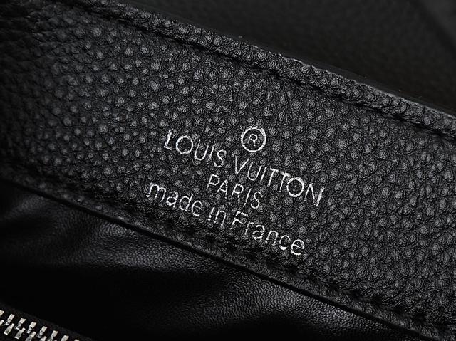 手袋取材 Taurillon 牛皮革，为手柄、翻盖和包身分别渲染韵致各异的