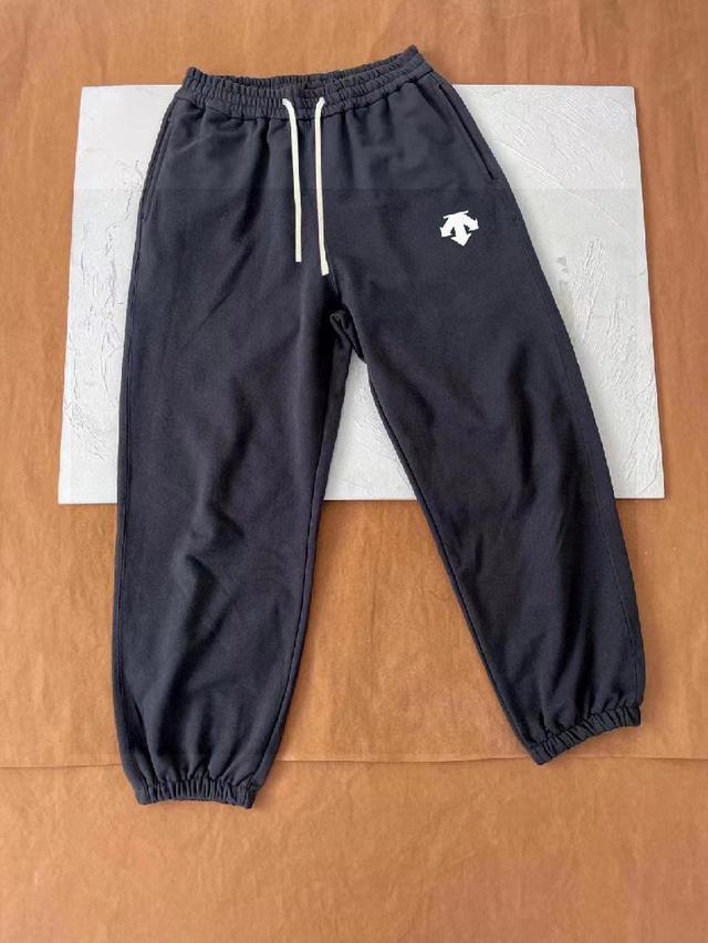 来看看短裤的细节，堪称绝品~穿起来更舒服！走线各方面跟不用说，