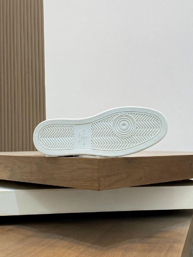 新品男士高端休闲运动鞋，选用进口头层牛皮丝印品牌