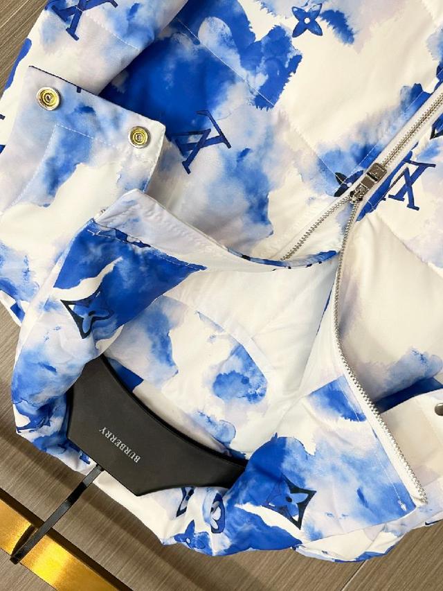 新款羽绒服。这款号称羽绒服届最贵的，全部90绒的。带着经典的Logo组合搭配，第一眼看到就是满满
