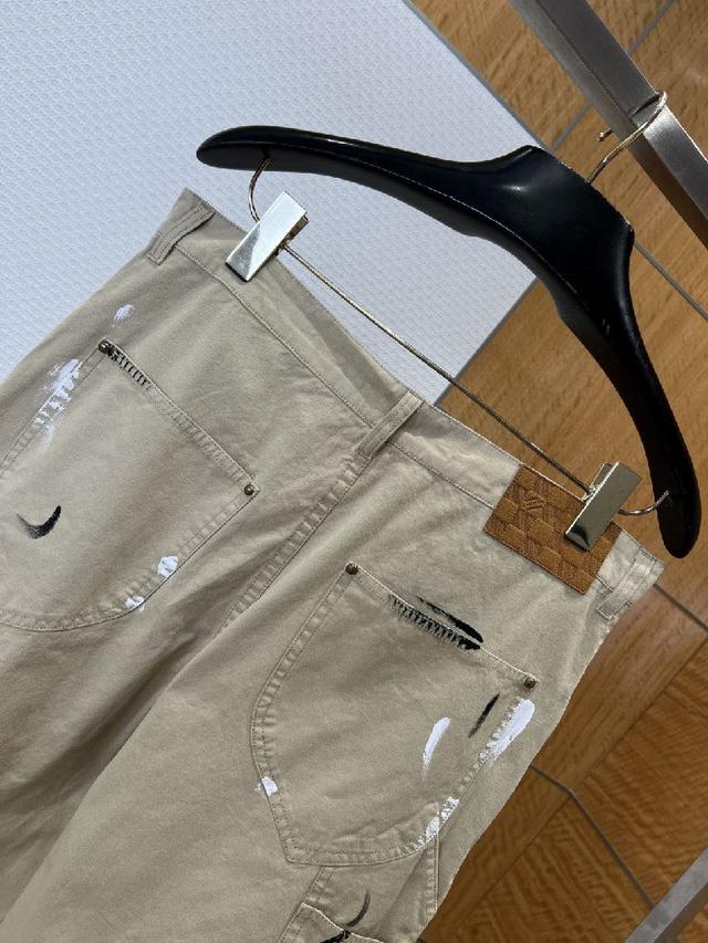 衣身多口袋工装版型搭配立体贴袋设计，袋口辅以黄铜铆钉加固，工艺细腻扎实，