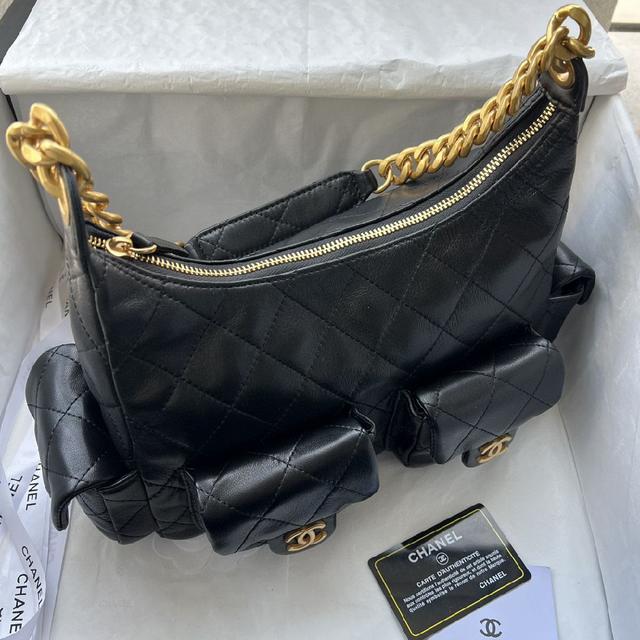 这只包实物真的是出乎意料的轻巧和好看，+了四个插袋让整个包身都充满能量