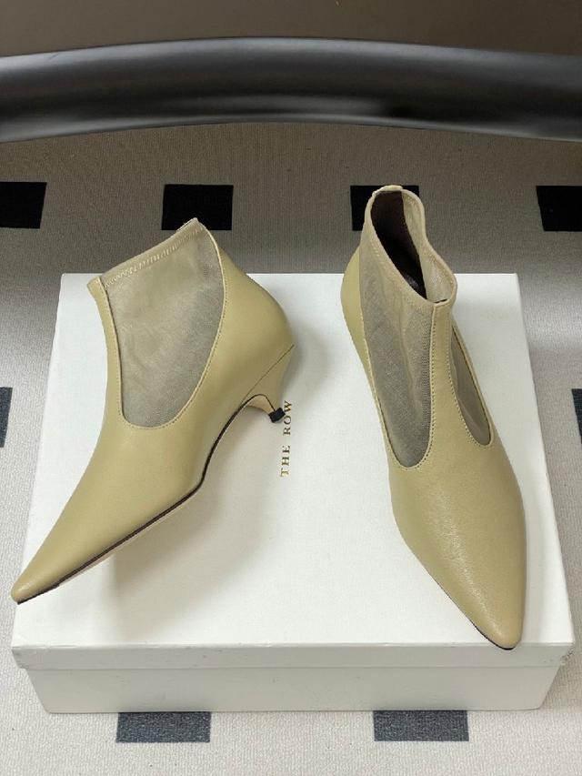 这款靴子既保留了The Row一贯的“silent luxury” 基调，又在结