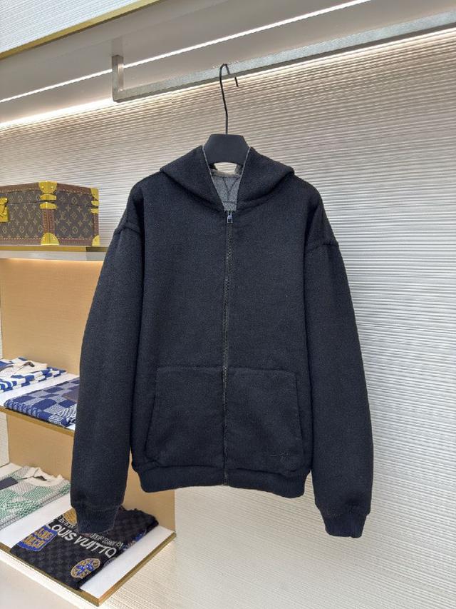 单面色织提花大圆圈花，底面尽织黑色，多次打版耗费原材料针呢测花型缩率，调整胚布花型大小