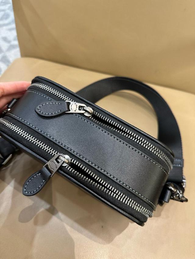 Y家新款精细粒面皮革托特包！同色系绒面革全衬里设计~