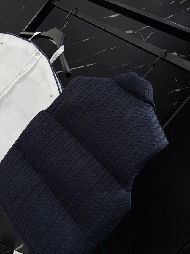 Madeira羽绒夹克是功能性衣橱的常备单品，采用Longue saison尼龙制