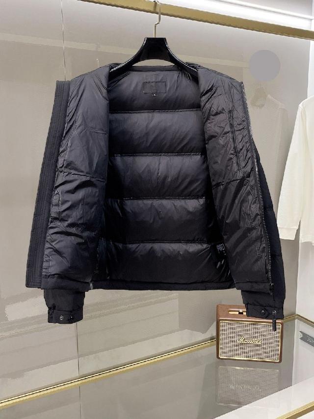 2025秋冬新款羽绒服。这款号称羽绒服届最贵的，全部90绒的