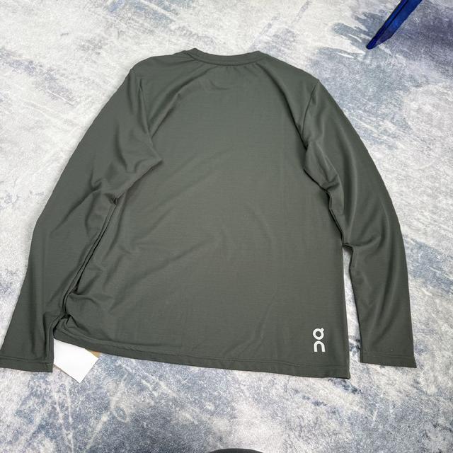 侧边拉链口袋，随身物品不滑落；侧边按扣+品牌logo设计，低调高级
