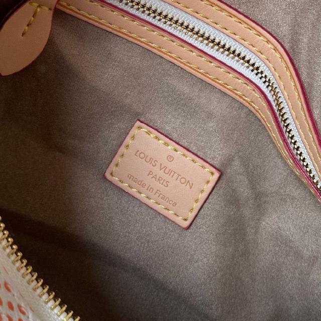 图案重现帆布印花的考究观感。耀目金属件、羊皮革内衬和铭牌共同印证