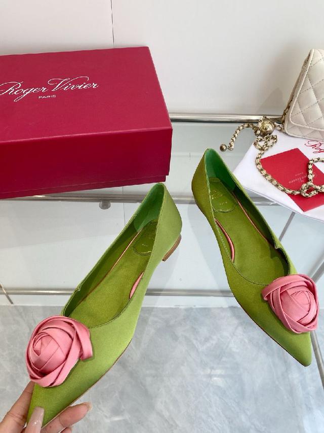Roger Vivi   SS26 玫瑰花 早春新款平底高跟单鞋