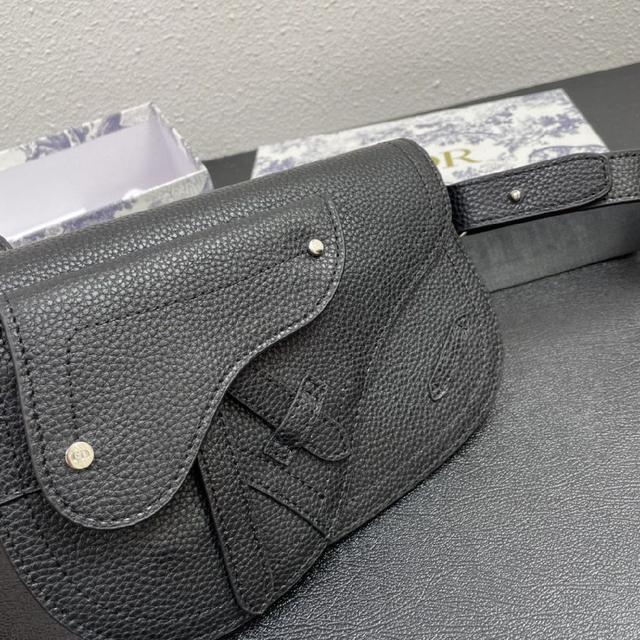 Saddle Oblique 帆布和黑色粒面觸感小牛皮肩背包 耐磨耐虐的顆粒紋牛皮