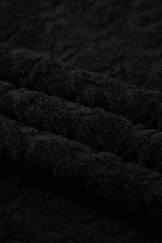 本款棉质T恤选用柔软羊毛质感纱线，于前后分别刺绣Marque