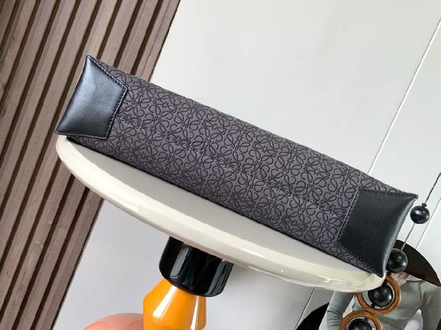 WE Font Tote 是一款长方体手袋，饰有对比色 LOE💎WE 标志