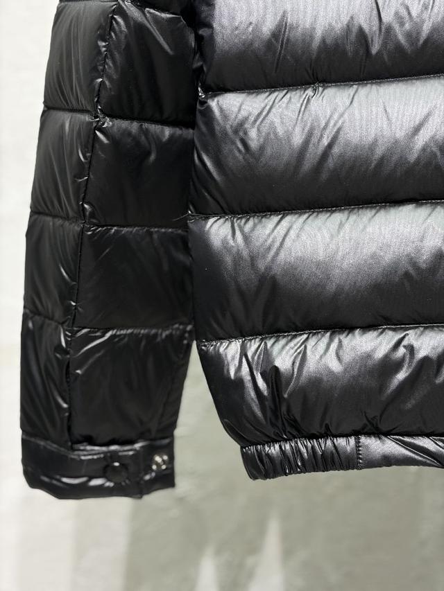 高密哑光尼龙防风面料，轻薄耐磨，锁绒防钻绒，横向分格填充90绒