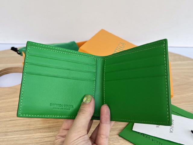 两折扣短夹式   纯手工编织 原厂牛皮。柔软度刚刚好  会