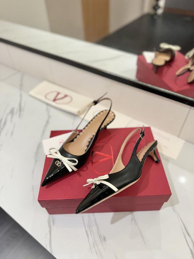 最新上市的一款凉鞋，好看又百搭，后跟带加小蝴蝶结设计淑女