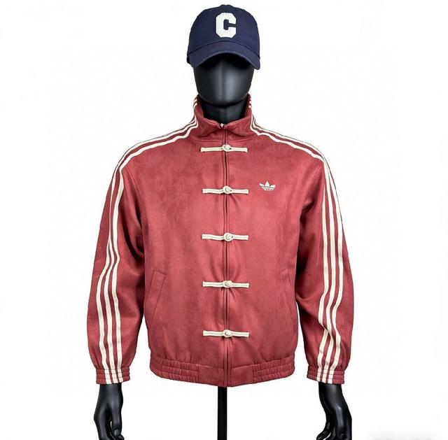 上身柔软舒适，🫵🏻胸前经典刺绣三叶草logo，纯手工滴胶盘扣加上拉链门襟