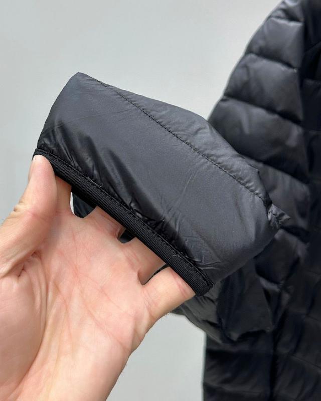 内里填充的是鹅绒材质，充绒量在180克左右，外边面料是防水防水的纤维材质