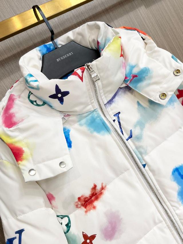 新款羽绒服。这款号称羽绒服届最贵的，全部90绒的。