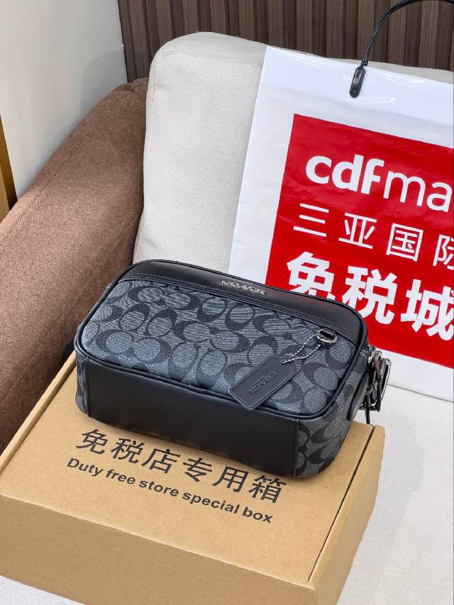 经典Logo休闲百搭斜挎包，采用精湛镶嵌细工，实物拍摄