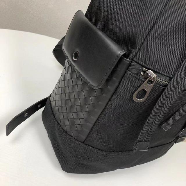 意大利奢侈大品牌，男士双肩背包 ，翻盖头层牛