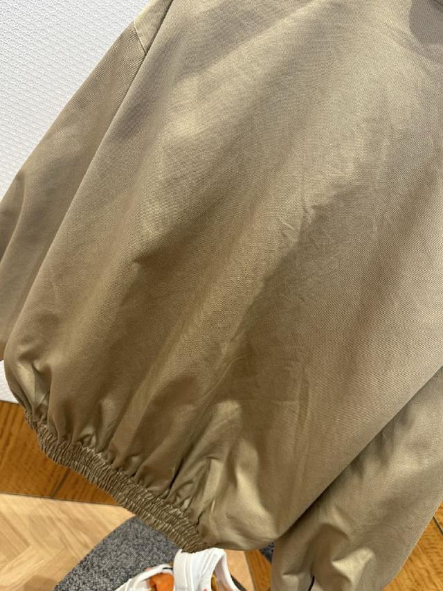 门襟采用单排纽扣开合，纽扣精致圆润，穿脱便捷且视觉整洁有序；左胸处绣有品牌标志性小马刺绣