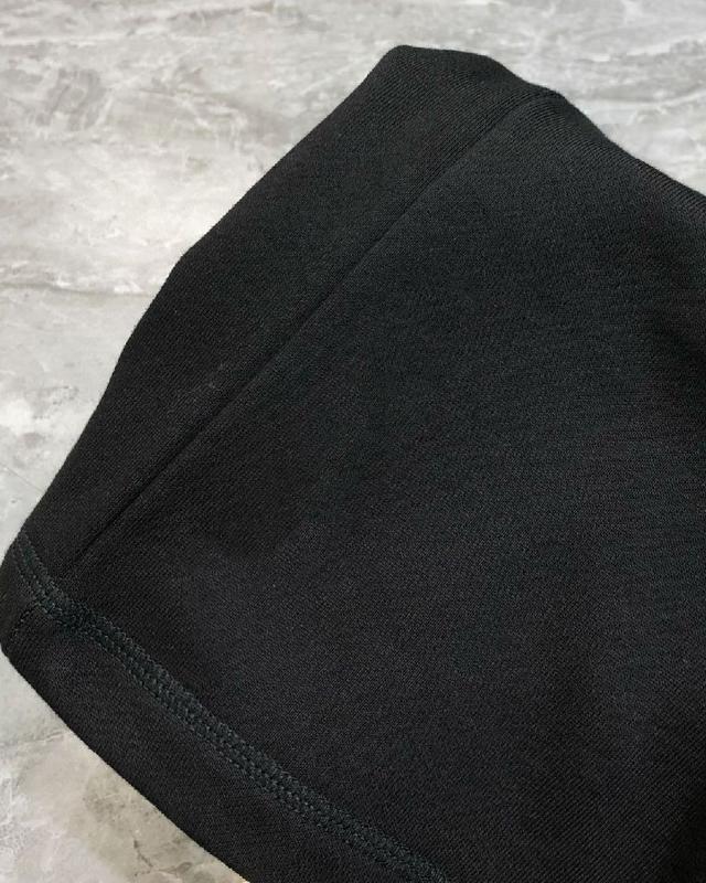 标准版型短袖圆领T恤。深蓝色纯棉材质。定制FENDI Roma1925印花