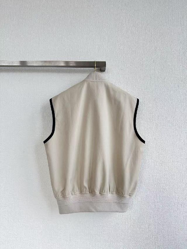 衣摆拼接弹力罗纹加上弹力收腰设计 瞬间勾勒出腰线显得利落干练