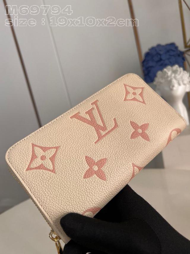 Zippy拉链包💌作为路易威登代表性作品之一，此款 Zippy