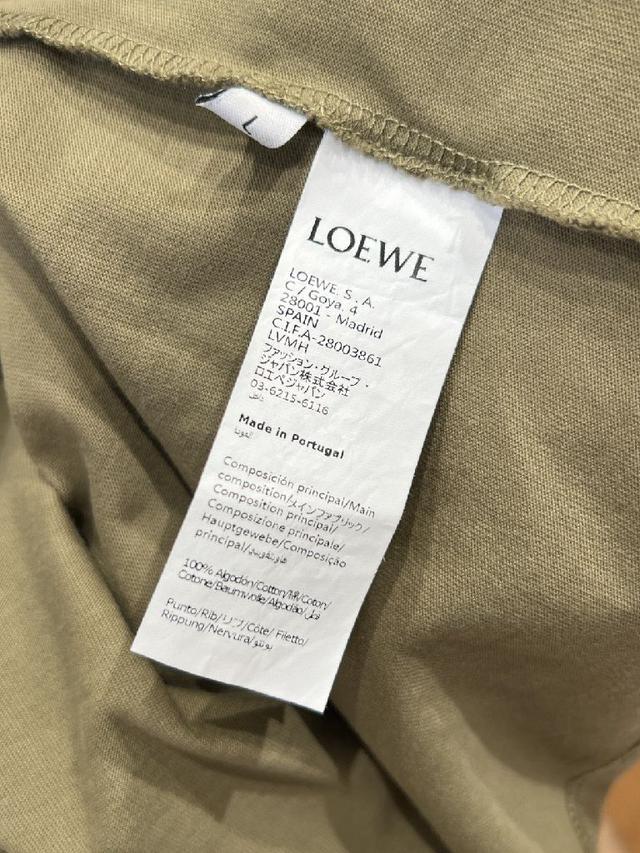 穿脱便捷且视觉整洁有序，既能单穿彰显随性，也能内搭打造叠穿层次