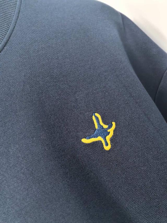 新款设计感卫衣  官网同步！这款T恤极简主义设计