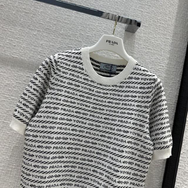 Pr*da23早秋新品！小logo嵌花横条针织上衣！原版定制纱线