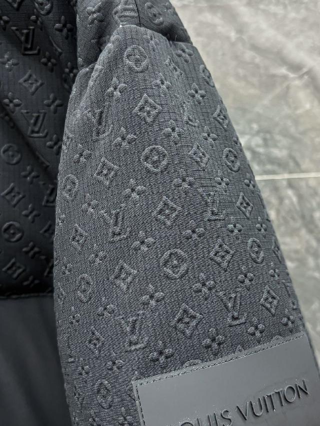这款羽绒服的面料选用了客供定制的高密度轻质尼龙，这种面料不仅轻盈如羽