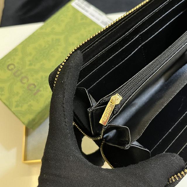 🇮🇹 Gucci最具辨识性的两种标志 — GG图案和织带精心搭配制