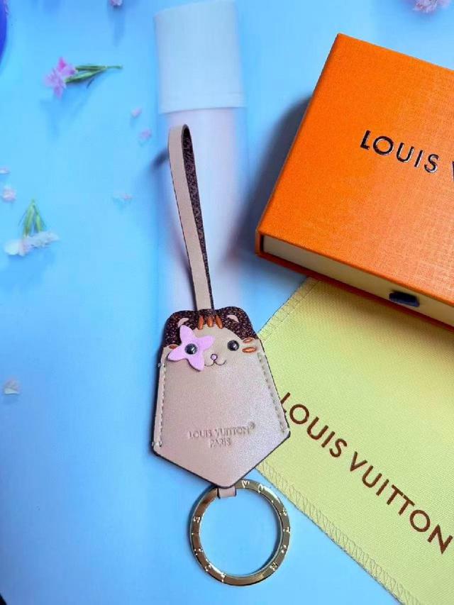 1V与村上隆联名的樱花钥匙扣