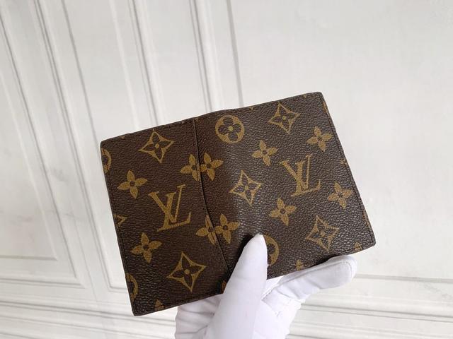 Louis vuitton这款袋装皮夹子设有七个夹层、可放信用卡、